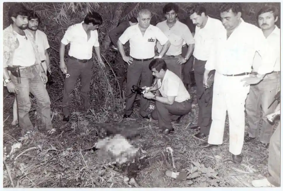 MACABRO. Los policías y los peritos en el lugar donde encontraron los restos de la joven.