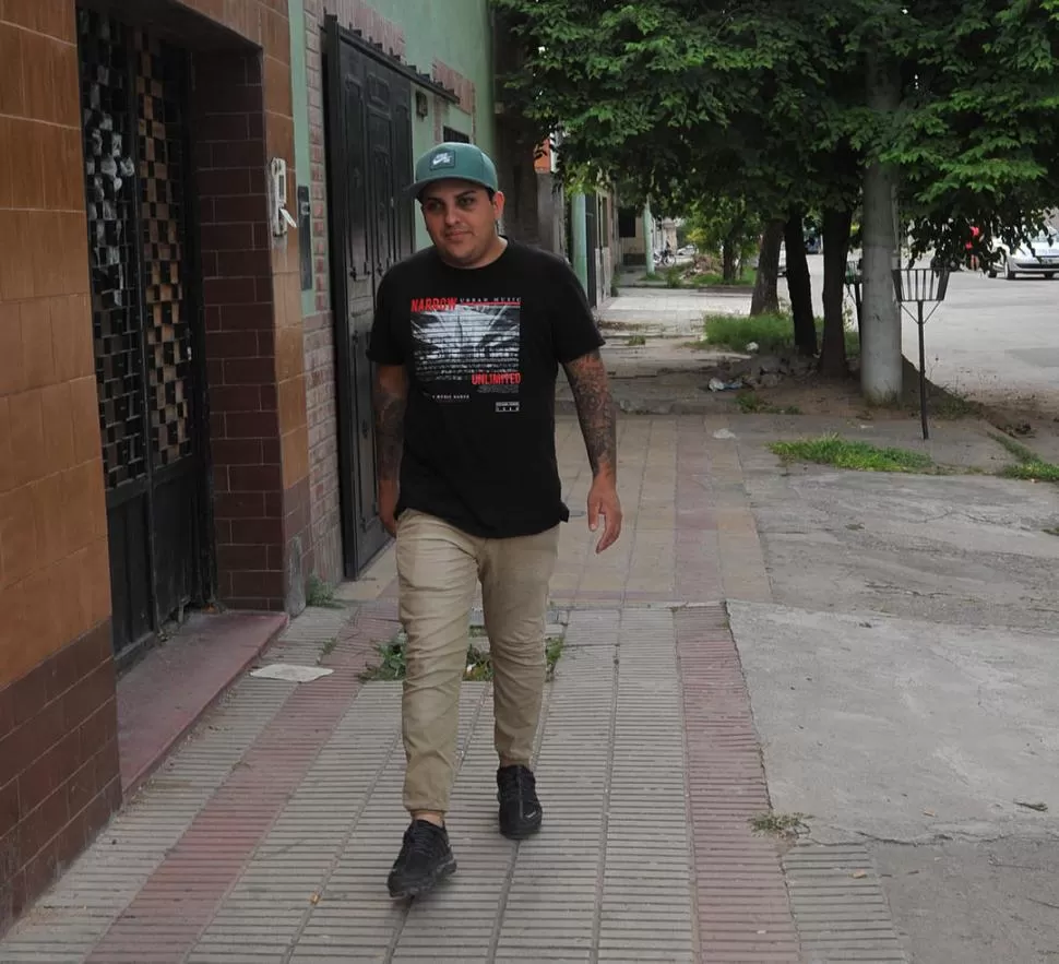 LA PUDO CONTAR. Gonzalo Figueroa camina por las calles de su barrio después de haber sido secuestrado. 