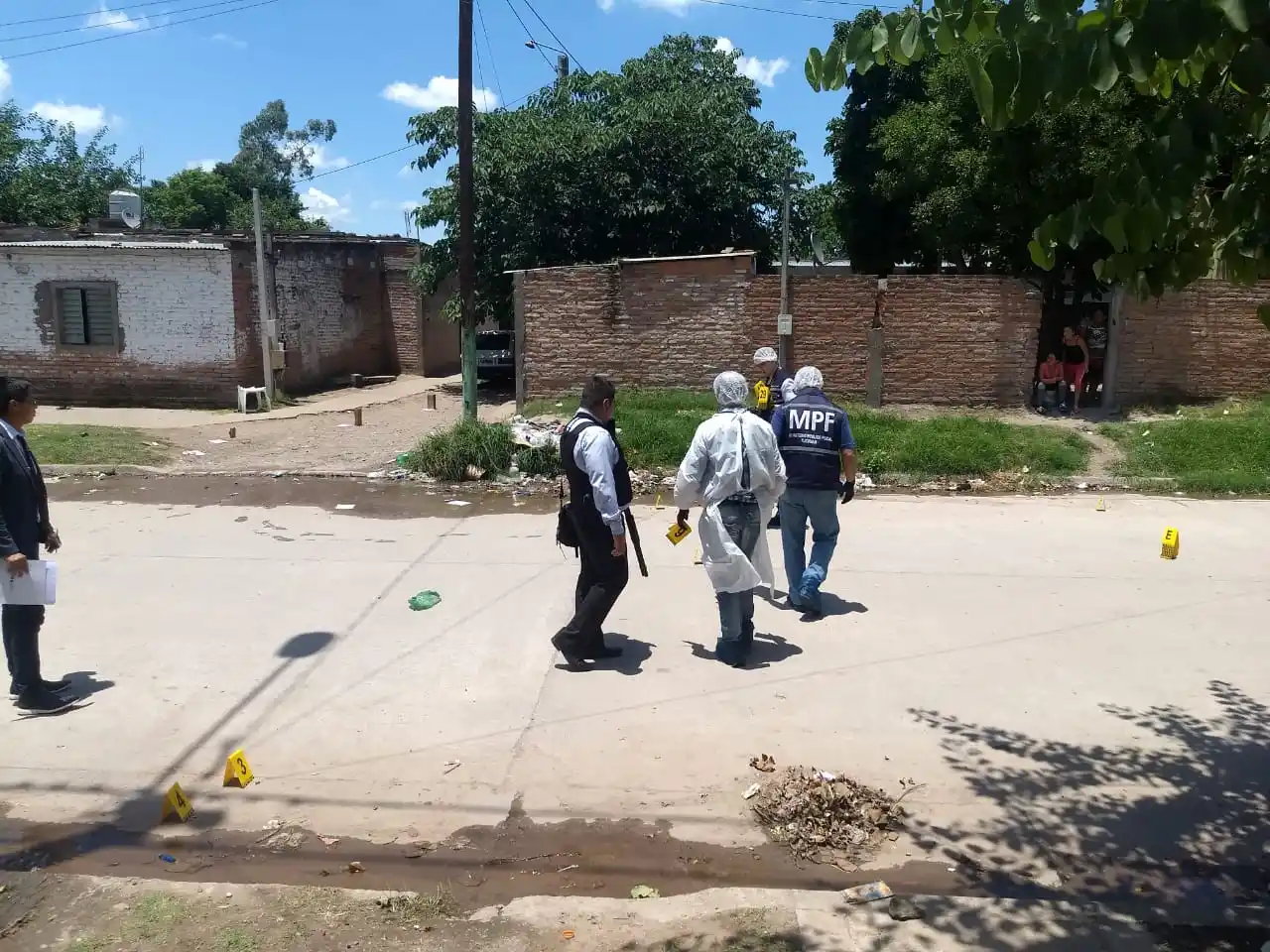 Un joven recibió un disparo en la nuca durante un tiroteo con la Policía