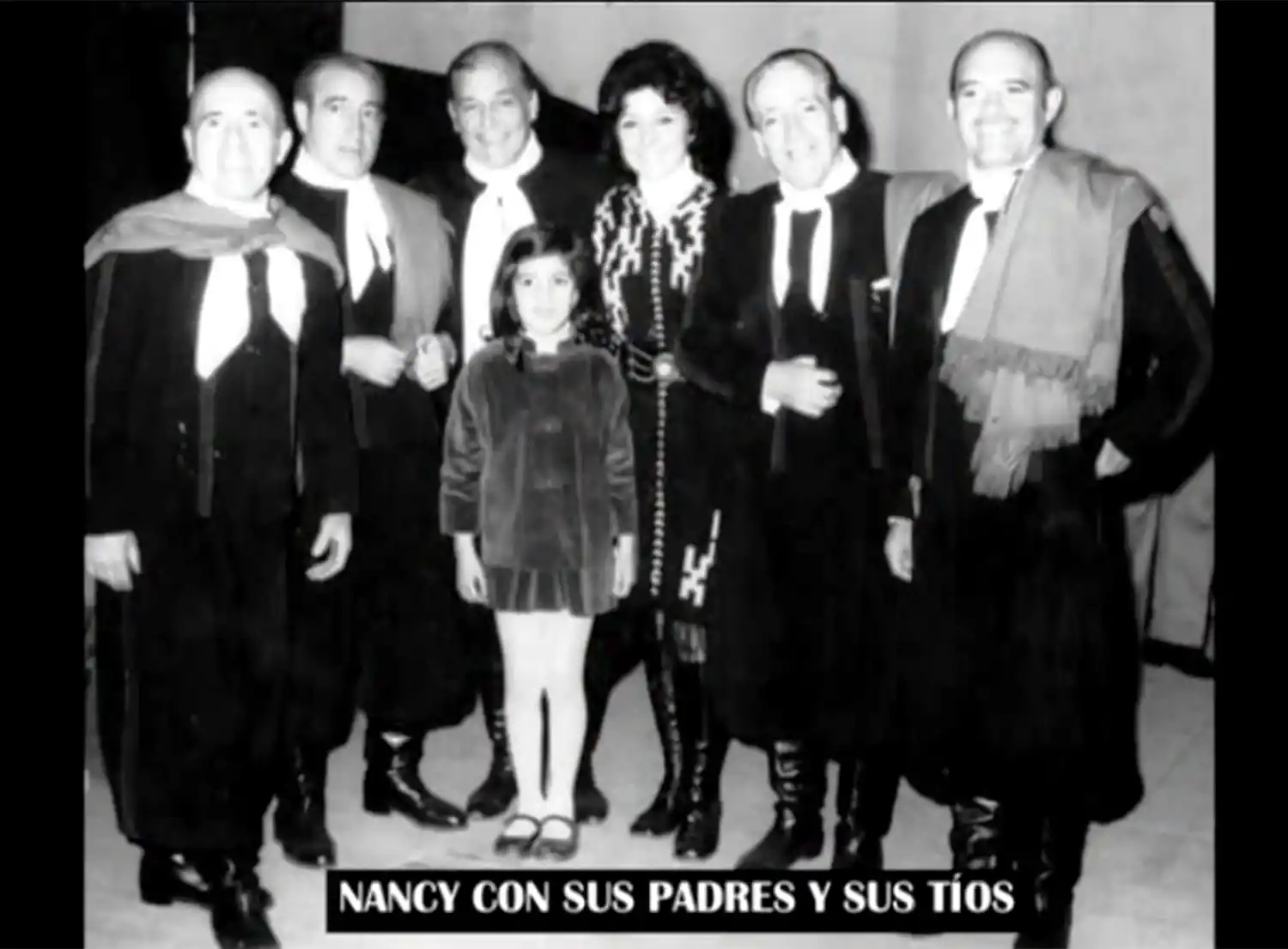 UNA NIÑA ENTRE GRANDES. La familia Ábalos, agrandada por Nancy. 