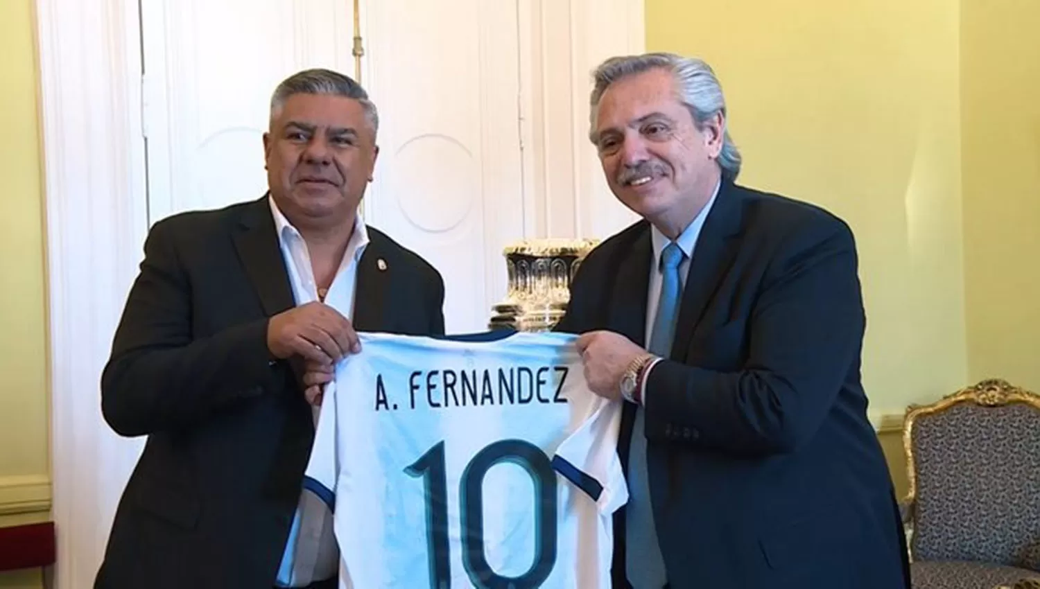 Tapia le obsequió al Presidente de la Nación una camiseta de la Selección con su nombre. (FOTO TOMADA DE PRENSA AFA)