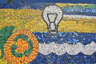 Juntaron 22.000 tapitas de plástico y realizaron un mural en clase