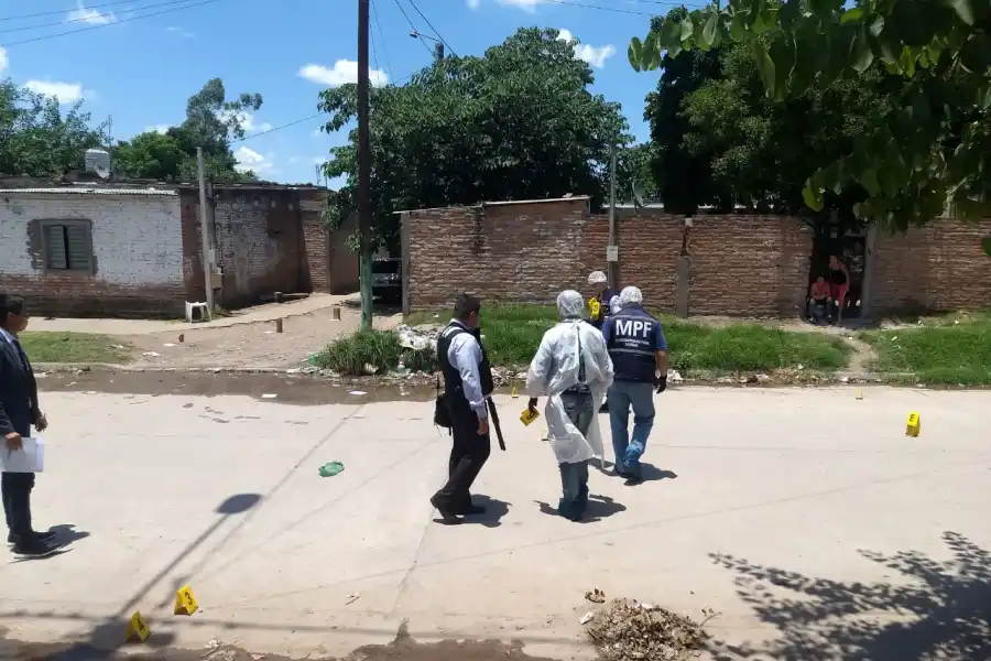 Un joven recibió un disparo en la nuca durante un tiroteo con la Policía