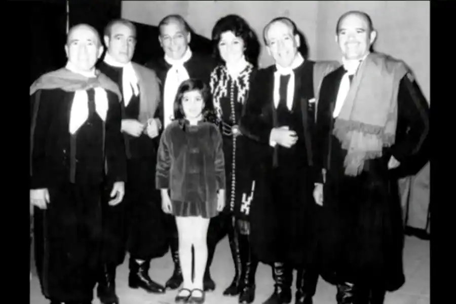 UNA NIÑA ENTRE GRANDES. La familia Ábalos, agrandada por Nancy. 