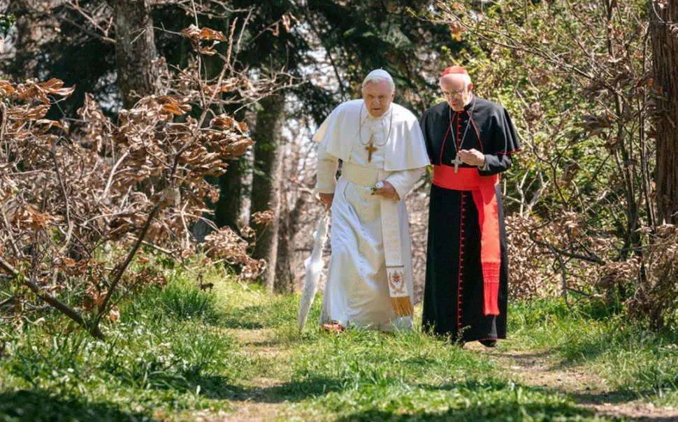 “LOS DOS PAPAS”. Los actores británicos Anthony Hopkins y Jonathan Pryce interpretan a los pontífices.  