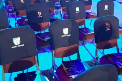 Los dirigentes de Atlético se sentaron al lado del último campeón de la Libertadores