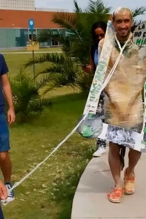 Indignante: festejó su recibida disfrazándose de víctima de femicidio