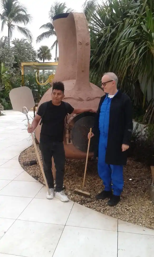 EN MIAMI. Hans Ulrich Obrist visitó el gran horno de Gabriel Chaile.   