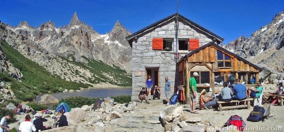 REFUGIO FREY. Junto a una laguna, en la ladera del cerro Catedral.