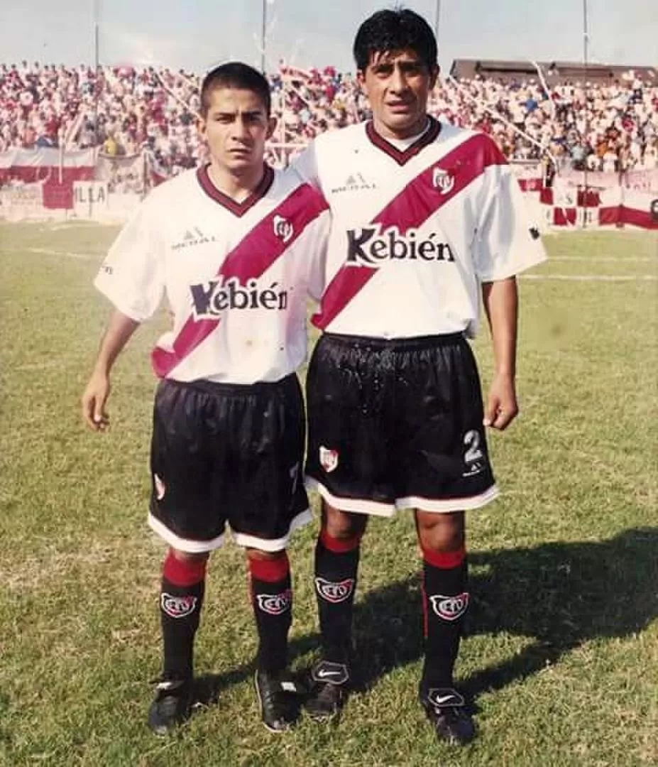 DUEÑOS DEL SECTOR DERECHO. Walter Ovejero -izquierda- y Walter Díaz eran los motores que tenía ese equipo de la temporada 2001/02. 