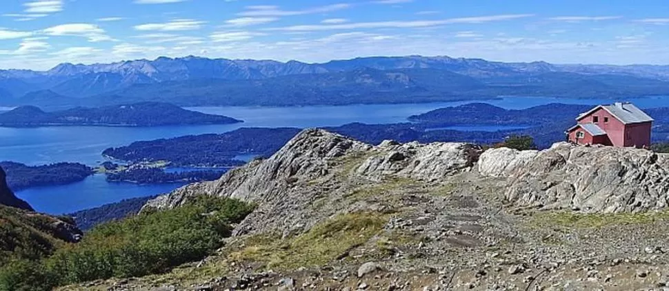 CON LA INMENSIDAD DEL LAGO A TUS PIES. Desde al refugio López, capaz de albergar 100 personas, tendrás -además de la posibilidad de disfrutar de la nieve en verano- una vista increíble del Nahuel Huapi. 