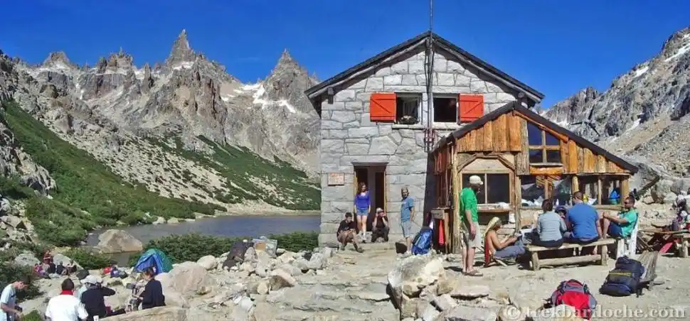 REFUGIO FREY. Junto a una laguna, en la ladera del cerro Catedral.