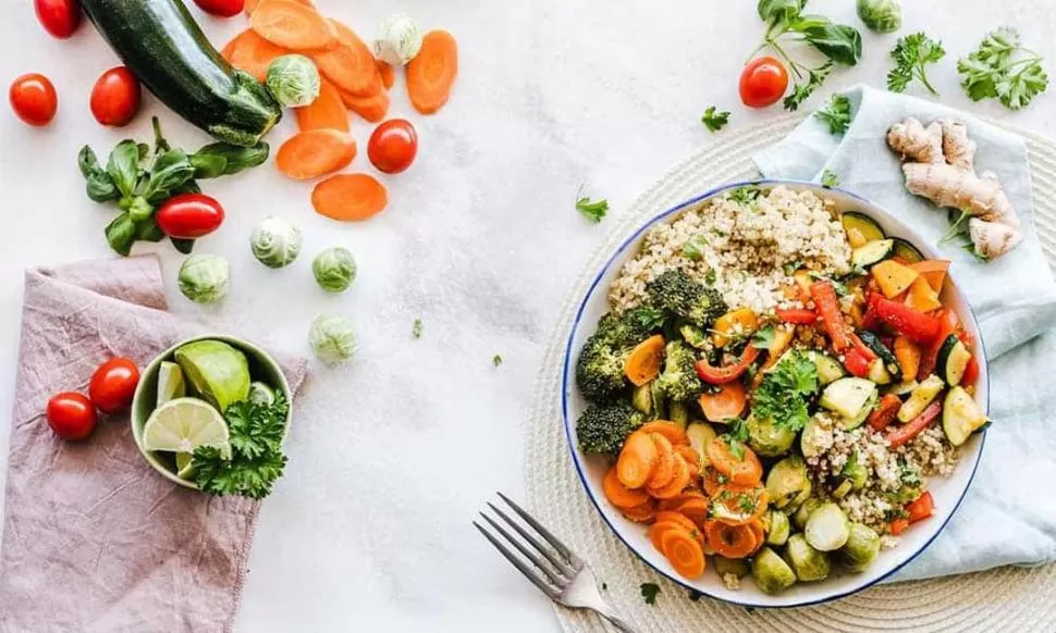 DIVIDIR EL PLATO. La mitad para vegetales o ensaladas y la otra mitad para carnes, legumbres y guarniciones. 