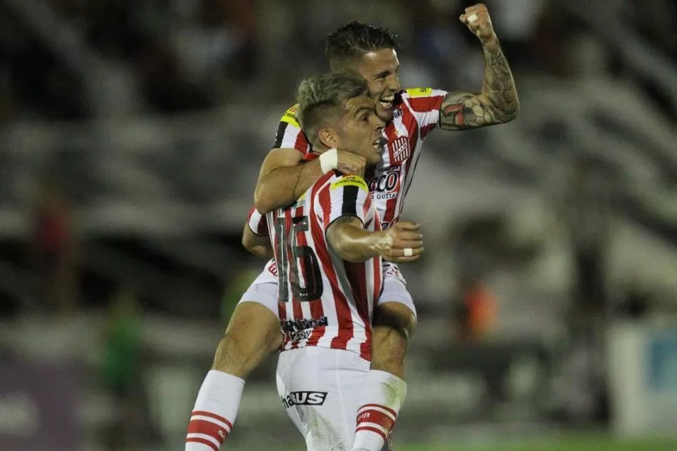 FELICIDAD. Purita y González celebran el tercer gol ante Gimnasia de Mendoza. la gaceta / archivo