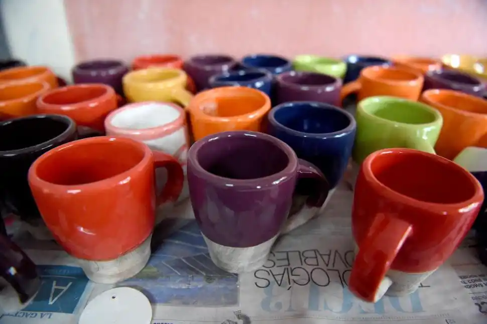 PRODUCTOS. Se hacen tazas esmaltadas, jaboneras y macetas. 