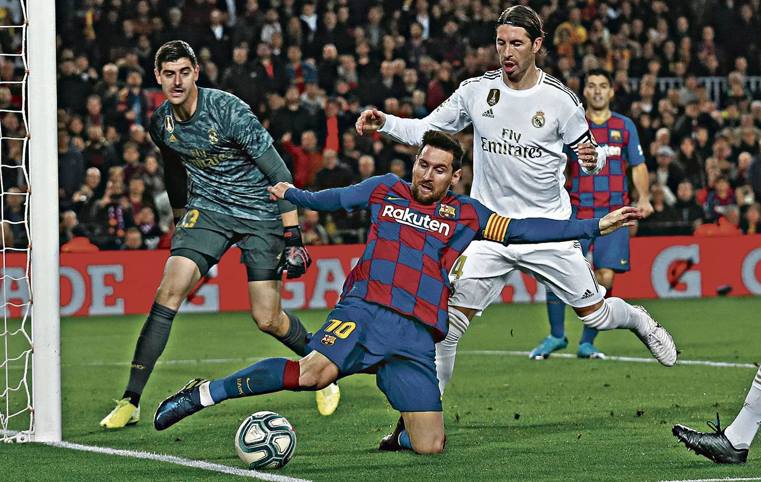 MESSI ES TERRESTRE. Lionel Messi, un jugador que muestra una capacidad asombrosa para definir, ayer se perdió una inmejorable posibilidad para marcar porque “pifió” su remate desde buena posición.