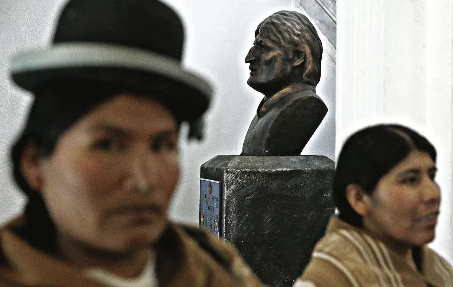 PRESENCIA. La efigie de Evo Morales está expuesta en el salón de ingreso del Parlamento boliviano, en La Paz.
