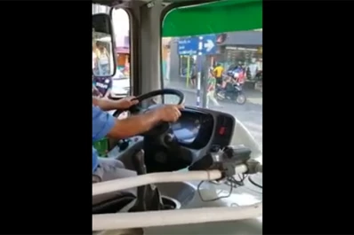 Se apiadó del chofer y filmó el interior del coche: 37° centígrados y sin aire