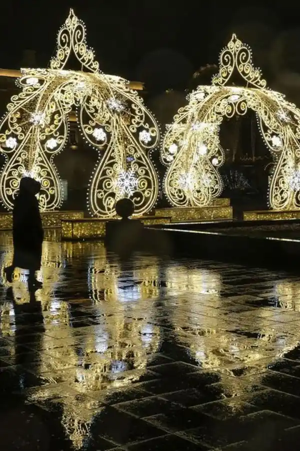 RUSIA. Arte con pequeñas luces. En las noches de lluvia, Moscú se ilumina doblemente por el reflejo en el agua.
