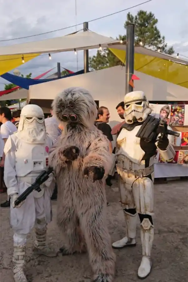 ESTRICTOS. Los trajes deben ser como los originales. 