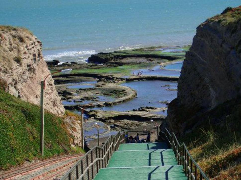 HACIA EL MAR. Bajadas hacia las restingas del balneario La Lobería, el primero del Camino de la Costa.