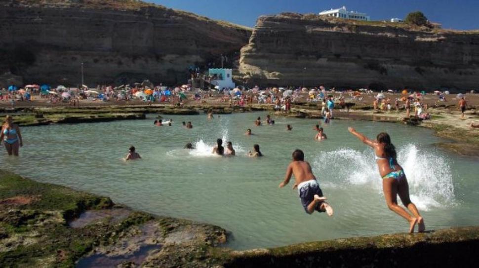 A DISFRUTAR. Las piletas naturales que se forman con la marea baja.