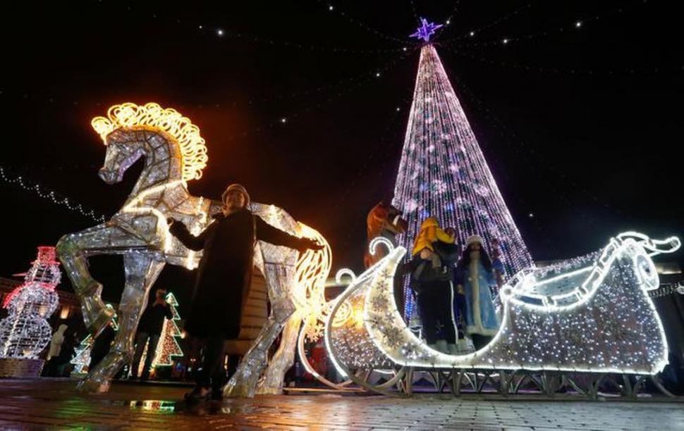 BIELORRUSIA. Fotos en el trineo. Minsk, la capital del país, ya está decorada e iluminada con motivos navideños.