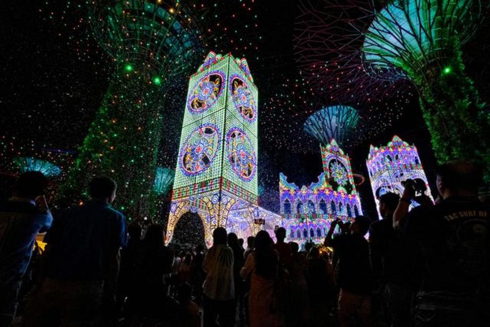 SINGAPUR. Un gran espectáculo. Los vecinos de la ciudad disfrutaron de un espectáculo de esculturas lumínicas.