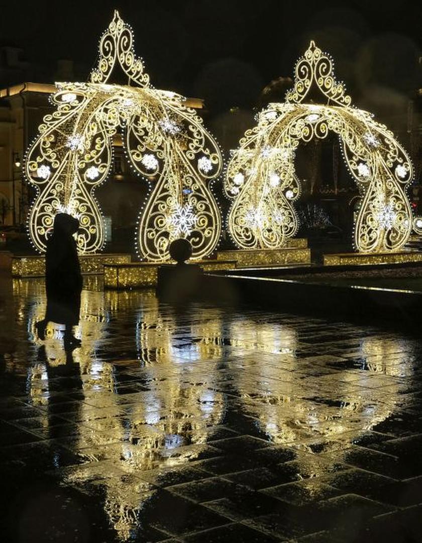 RUSIA. Arte con pequeñas luces. En las noches de lluvia, Moscú se ilumina doblemente por el reflejo en el agua.