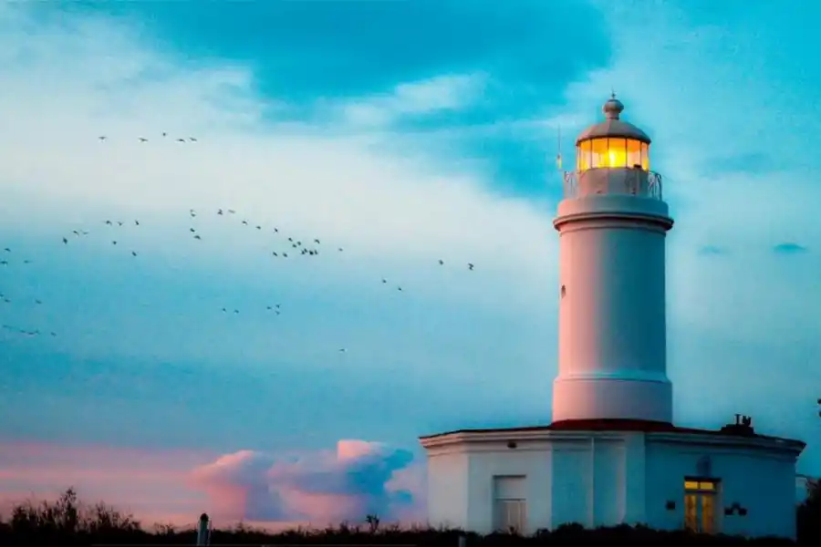 ATARDECERES SOBRE EL MAR. Dada la orientación Sur de la costa, es posible disfrutar de puestas de sol como casi en ningún otra playa de la Argentina (arriba, el faro Río Negro, de 1887). 