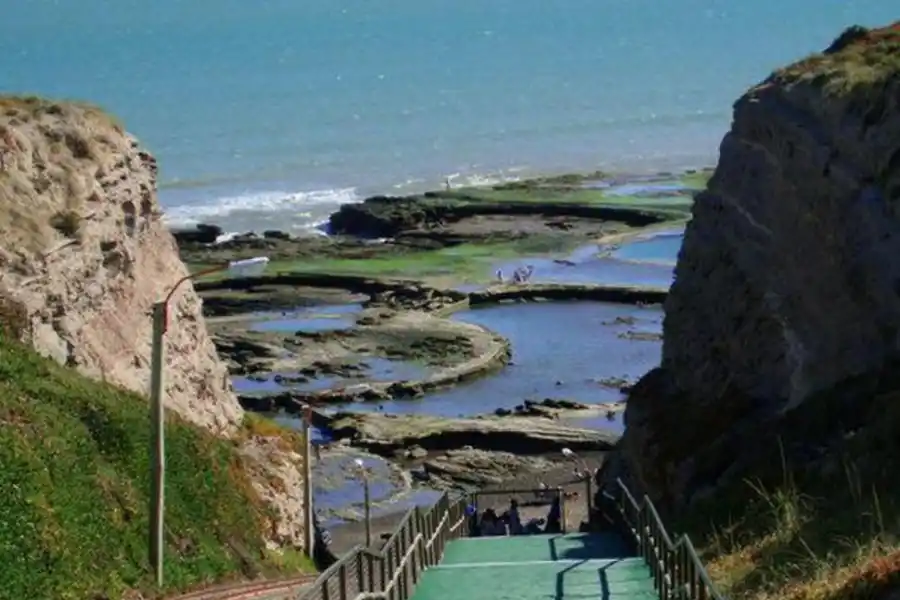 HACIA EL MAR. Bajadas hacia las restingas del balneario La Lobería, el primero del Camino de la Costa.