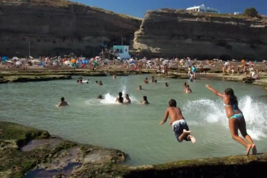 A DISFRUTAR. Las piletas naturales que se forman con la marea baja.