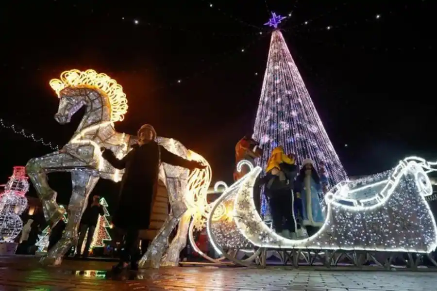 BIELORRUSIA. Fotos en el trineo. Minsk, la capital del país, ya está decorada e iluminada con motivos navideños.