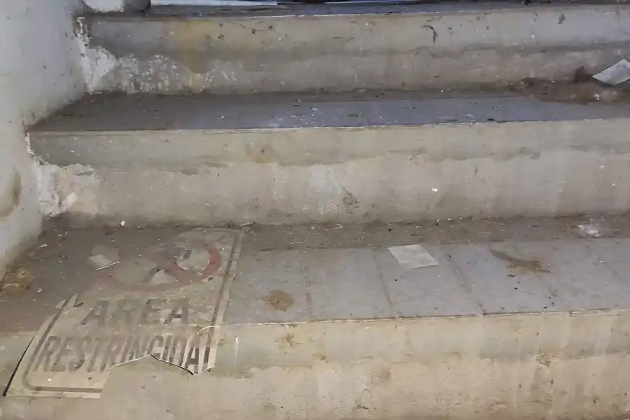 ADVERTENCIA. Antes de llega a la planta alta, este cartel parece el último llamado de altera, para no avanzar.  LA GACETA / LEO NOLI