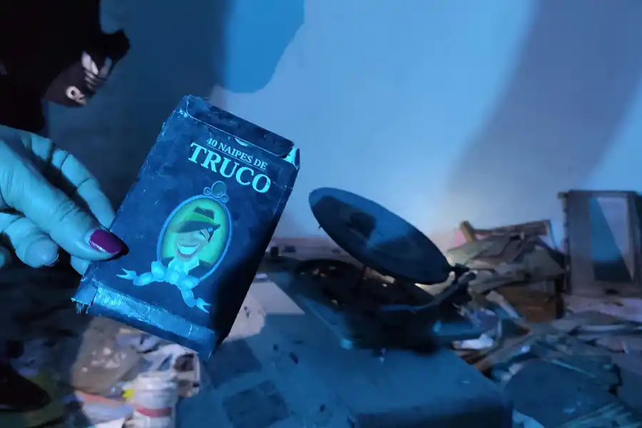 DESORDEN. El interior de la casa es un mar de desechos. Como su hubiese pasado un huracán.  LA GACETA / LEO NOLI