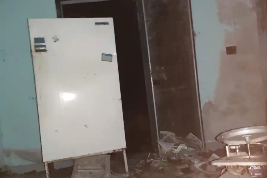 ENTRADA. El acceso a lo que alguna vez fue el comedor está protegido por una heladera.  LA GACETA / LEO NOLI