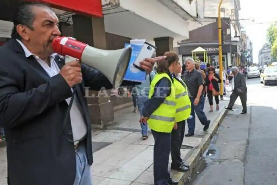 Polémica en puerta: para conducir un monopatín por la capital se debe tener licencia de conducir, dijo Romero