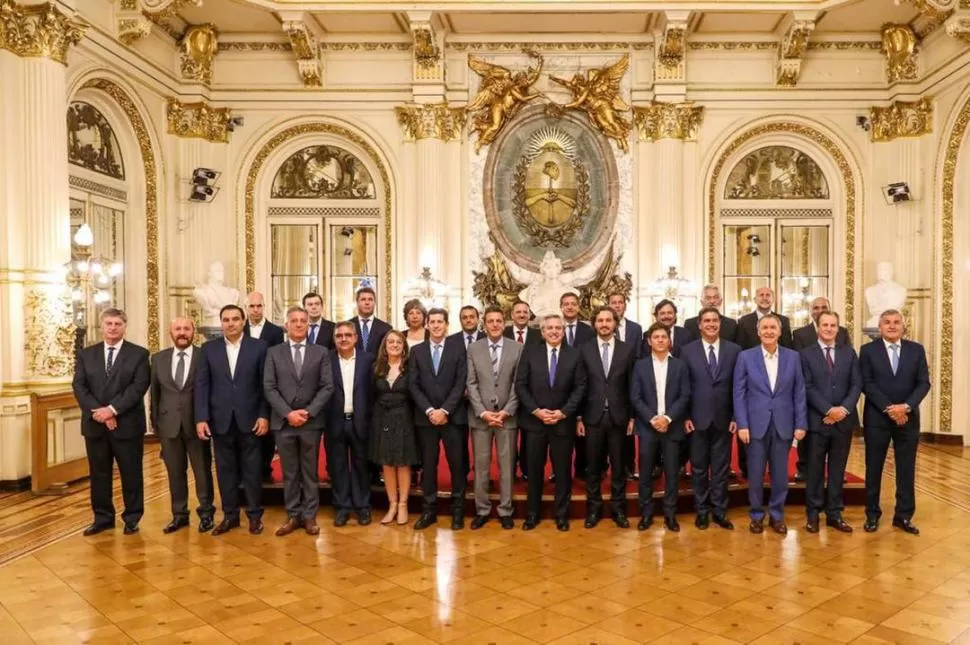 FOTO DE FAMILIA. El presidente Alberto Fernández posa junto con miembros de su gabinete, con Sergio Massa y con los gobernadores provinciales.  telam 