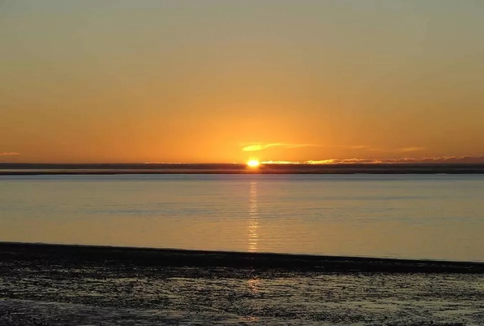 ATARDECERES SOBRE EL MAR. Dada la orientación Sur de la costa, es posible disfrutar de puestas de sol como casi en ningún otra playa de la Argentina (arriba, el faro Río Negro, de 1887). 