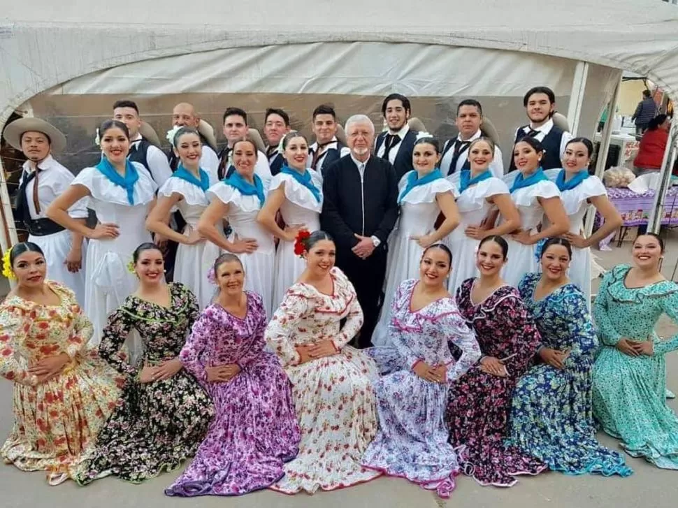 DISTINTAS GENERACIONES. El ballet El Zafrero reúne experiencia y juventud. 