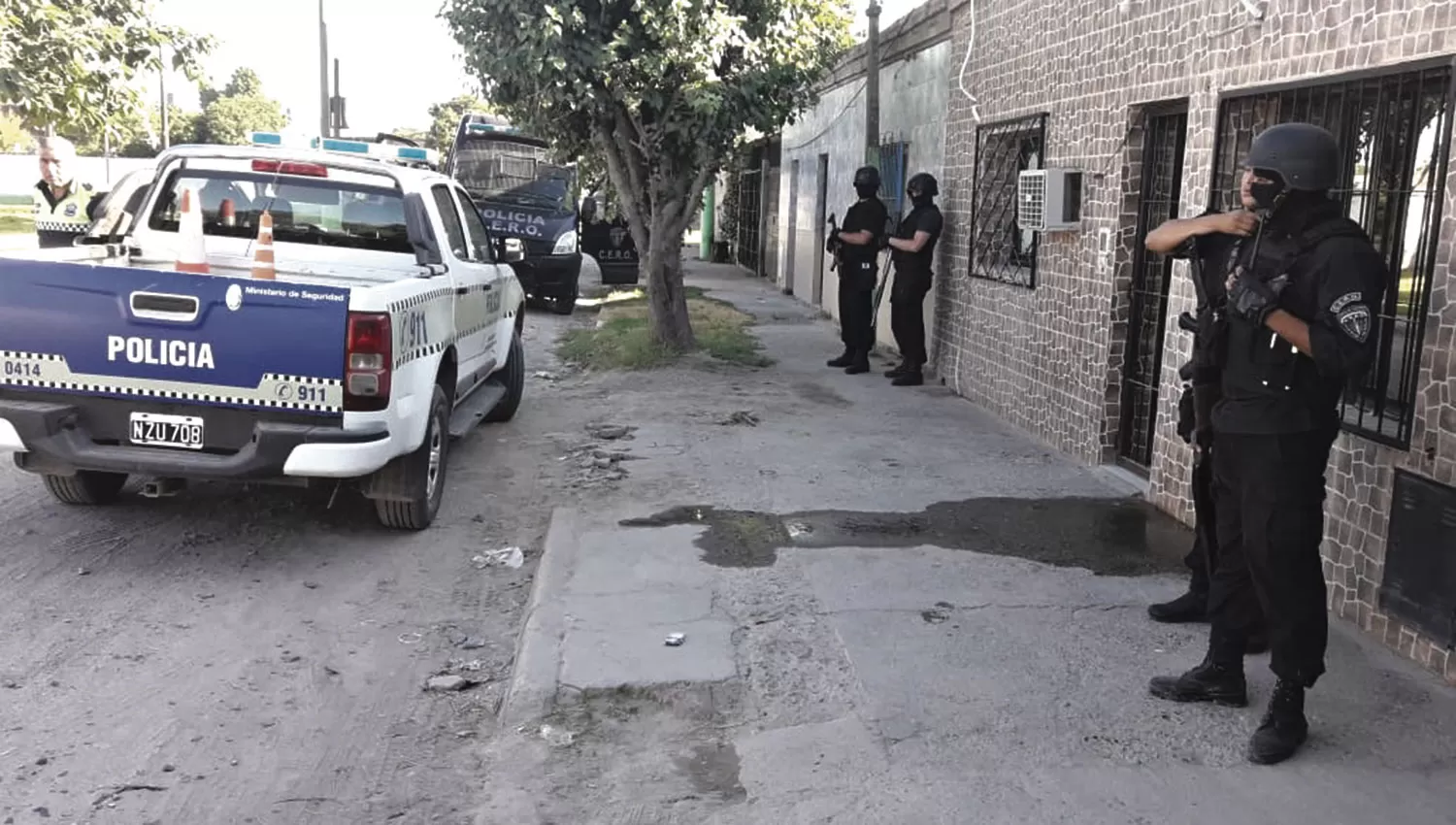 PROTECCIÓN A PRIMERA HORA. La Policía, después de que Ríos fuera liberado, montó un fuerte operativo de seguridad en el barrio de San Cayetano.