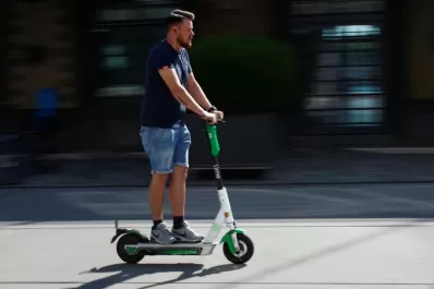 Movilidad urbana: “Hay un millón de motos contra una decena de  monopatines”