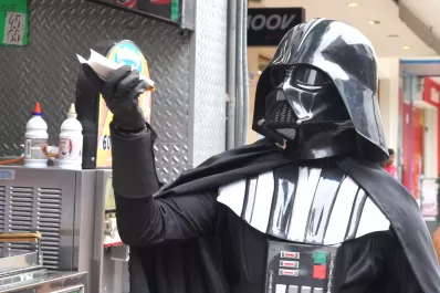 A pura cumbia, entre la achilata y el panchuque: este es el Darth Vader tucumano