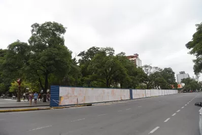 Permitirán estacionar alrededor de la plaza Independencia