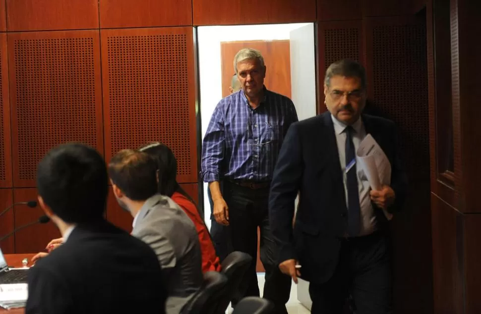 EN AUDIENCIA. El ex jefe de Policía ingresa a la sala de juicios. la gaceta / foto de hector peralta