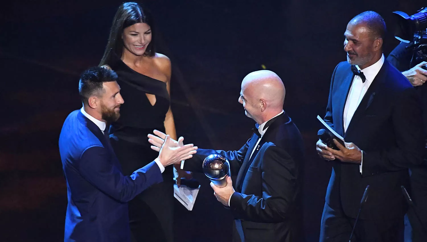 El 23 de septiembre, Messi recibió el premio The Best de manos de Infantino en La Scala de Milán. (ARCHIVO)
