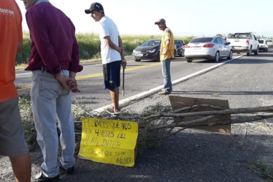 Trabajadores rurales cortan las dos trazas de la ruta 38 y hay dos kilómetros de embotellamiento