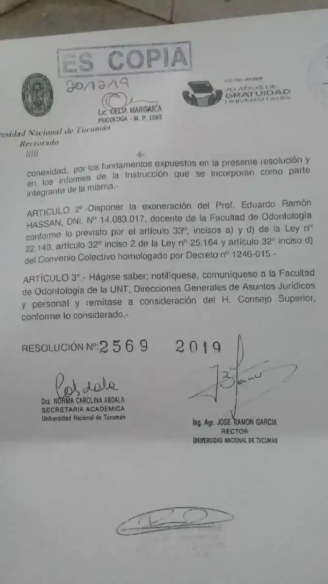 La resolución con la que el rector decidió exonerar a Hassan.