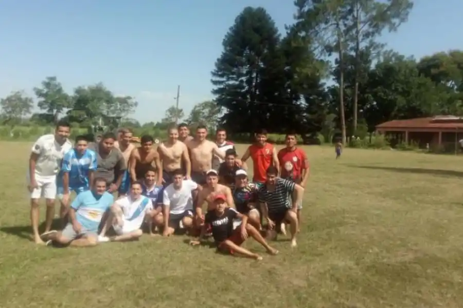 COMPAÑÍA. Amigos y familiares, ayer, reunidos en una finca.