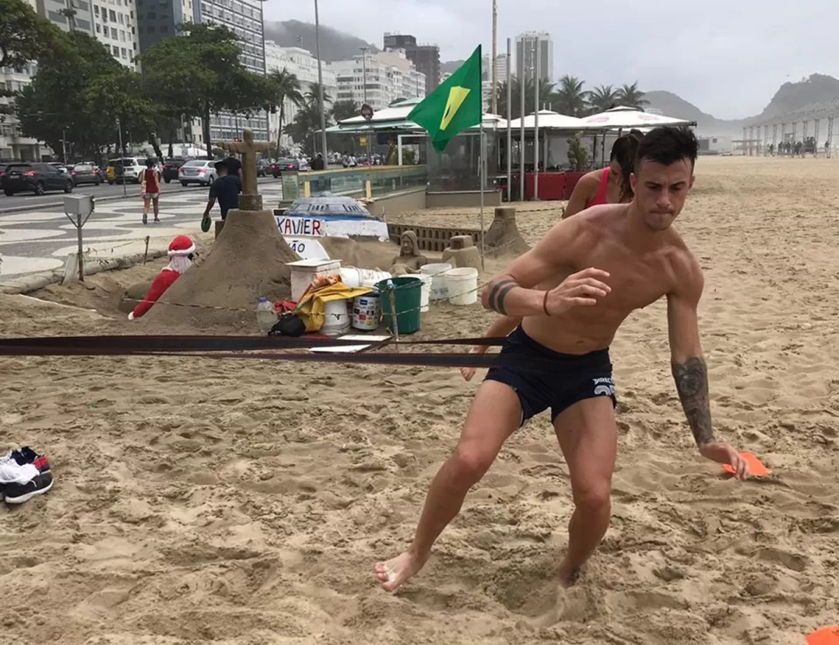 RUTINA. Augusto trabaja en doble turno, en un gimnasio y en la playa carioca, con tareas específicas para la rodilla. Mejorar la condición física es prioritario. FOTOS DE CRISTIAN MUSTAFÁ